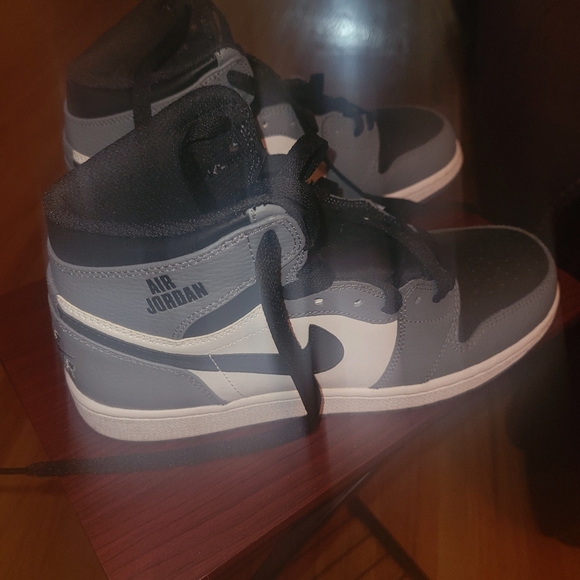 Jordan 1 Retro Sneakers - Picture 2 of 5